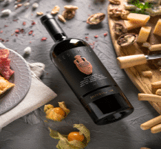 lion gri home wina moldawskie slider wino na stole